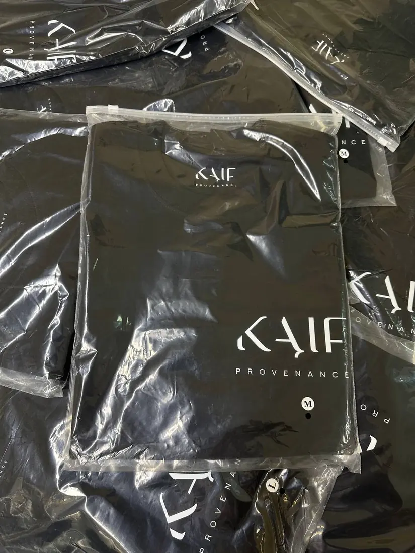 Партия чёрных футболок KAIF PROVENANCE в брендированных зип-пакетах с размерами