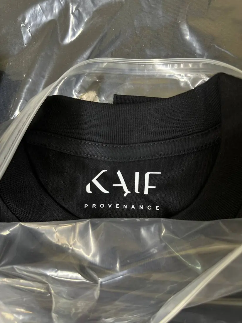 Крупный план: белый логотип KAIF PROVENANCE напечатан на горловине изнутри
