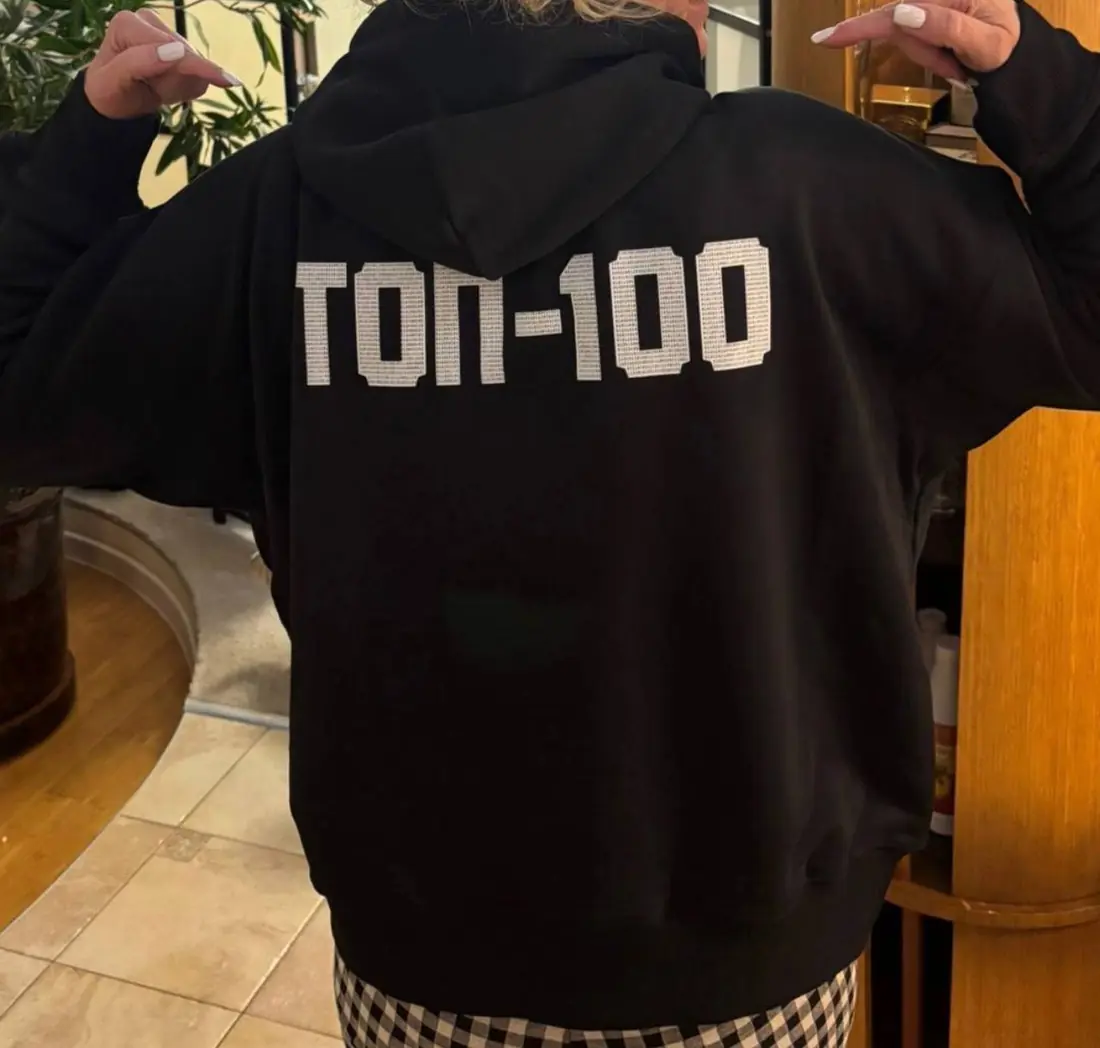 Спина того же худи с крупной надписью «ТОП-100»